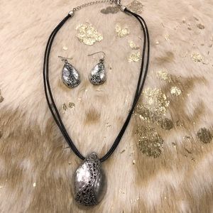 Premier Designs Hidden Treasure jewelry set.